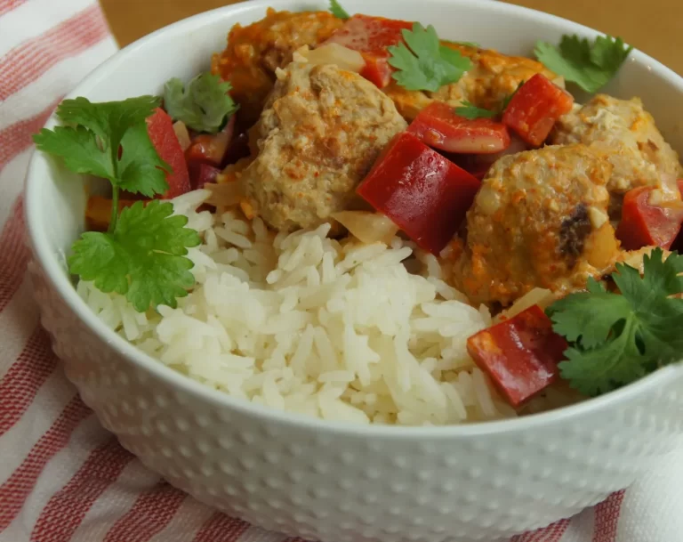 Easy Red Curry with Bell Peppers and Turkey Meatballs